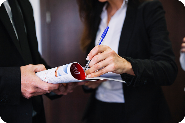 Profesionales en reunión discutiendo caso de litigación civil