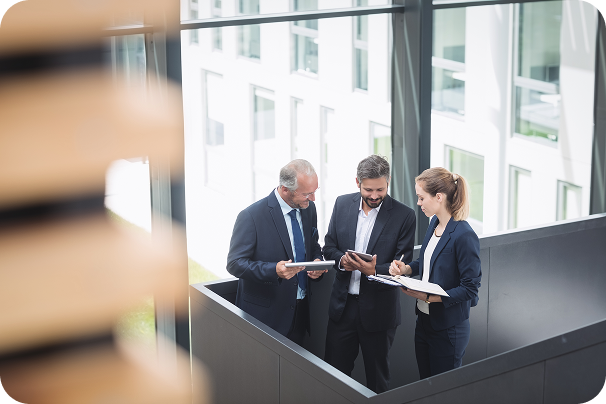 Empresarios en oficina revisando documentos corporativos