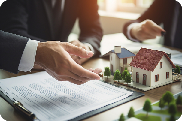 Agente inmobiliario revisando documentos de propiedad