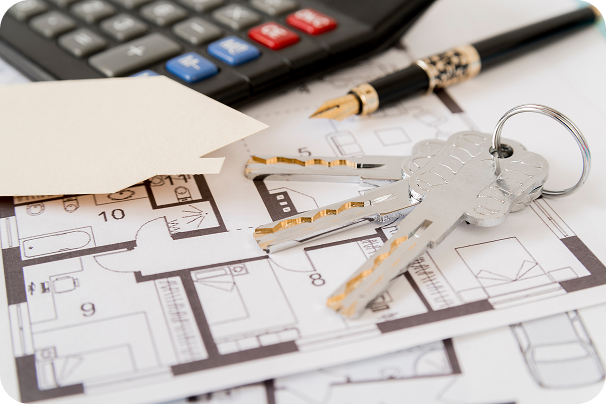 Planos y llaves sobre escritorio para proyecto inmobiliario